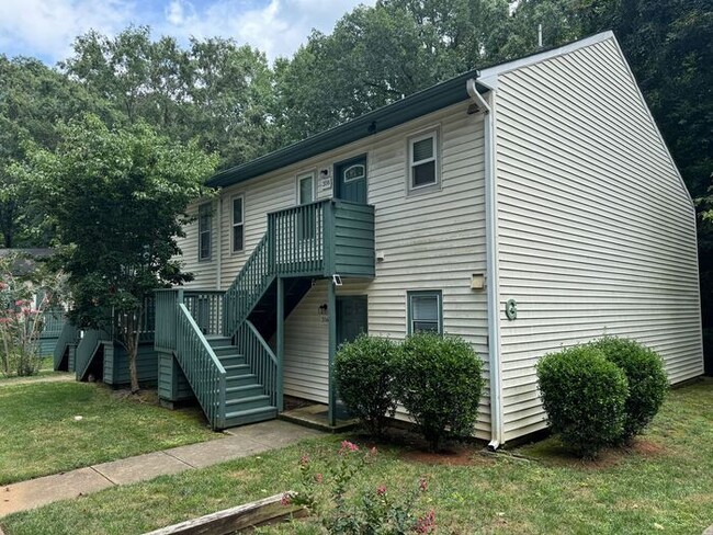 Building Photo - Adorable 2 Bedroom Condo Near UNC!