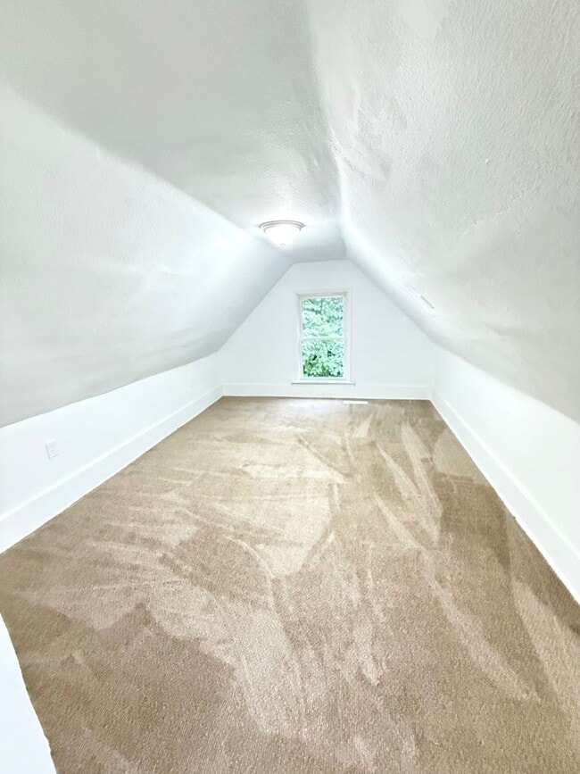 Building Photo - Newly Remodeled 2 or 3 Bedroom In Upper La...