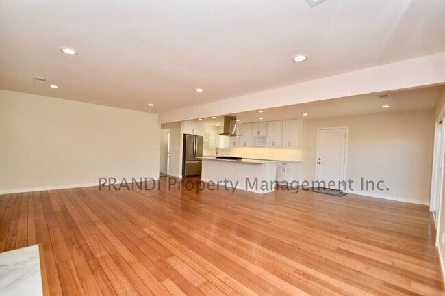 Building Photo - 627 Tanbark Terrace