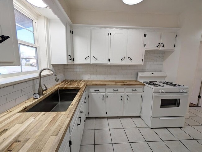 Building Photo - 1500 N Drexel Blvd