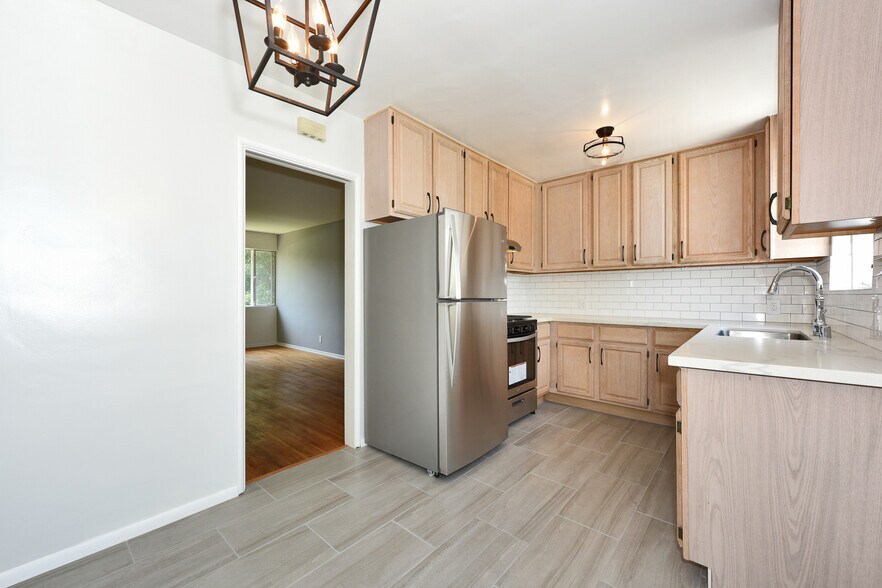 Building Photo - 2427 Centinela Ave