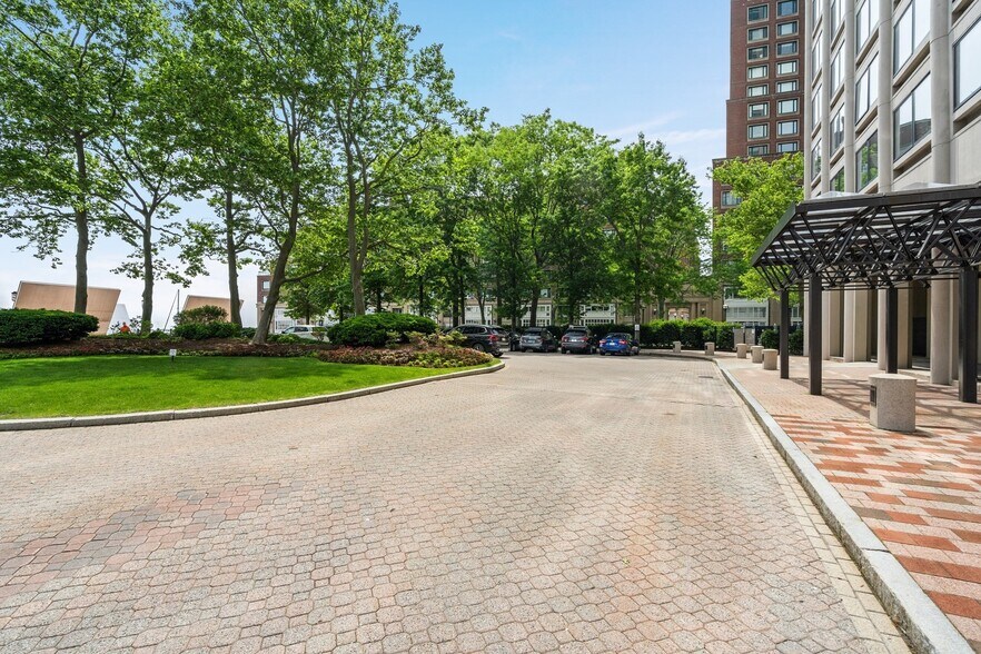 Building Photo - 65 E India Row