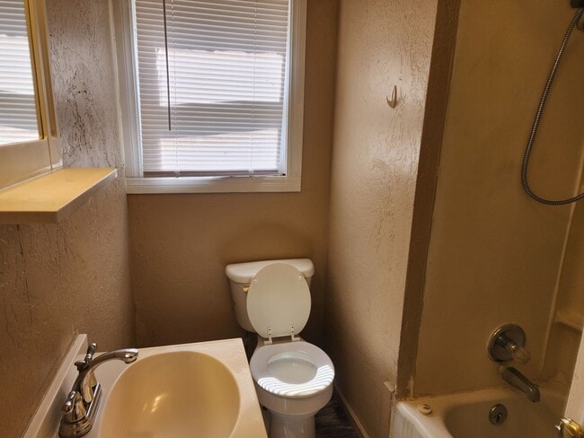 Building Photo - 2 Bed 1 Bath Home!