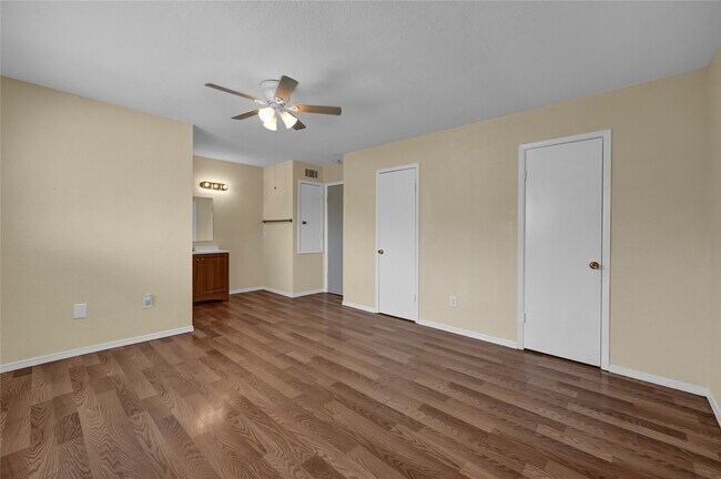 Building Photo - 8405 Wilcrest Dr
