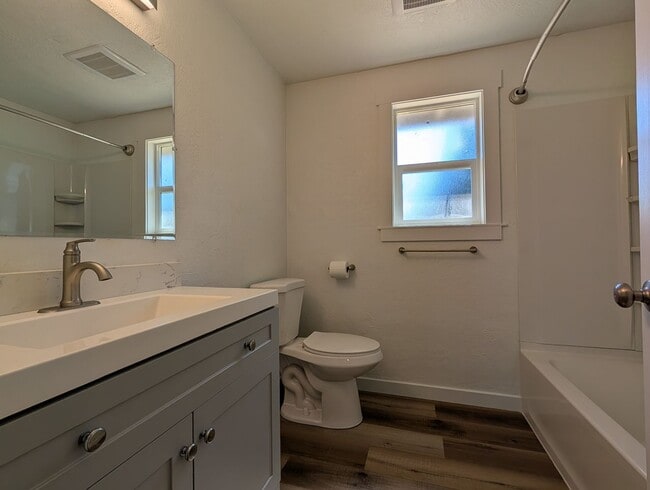 Building Photo - Newly Remodeled 2-Bedroom, 1-Bath Duplex in Thurston Area of Springfield!