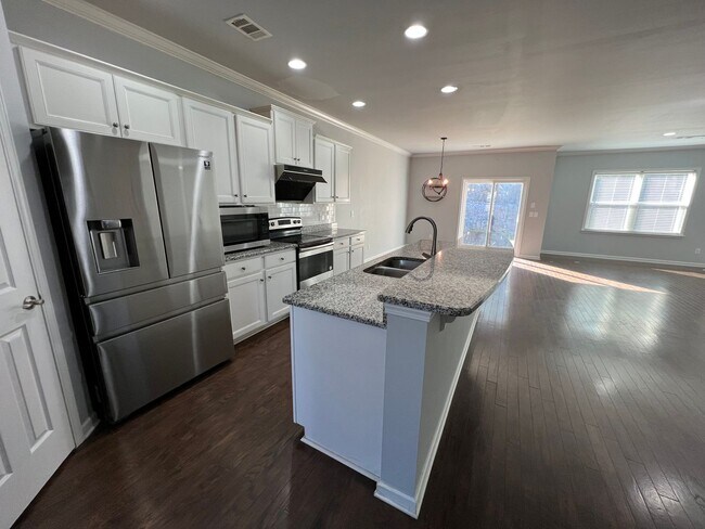 Building Photo - 4 Bedroom 3 Bath - Gorgeous Backyard in Le...