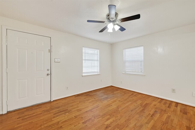 Building Photo - 115 Aurora St