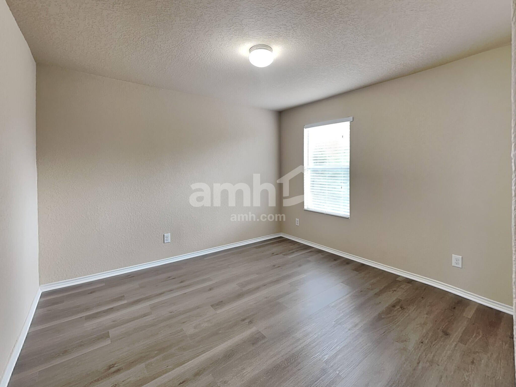 Building Photo - 9811 Rainbow Crk