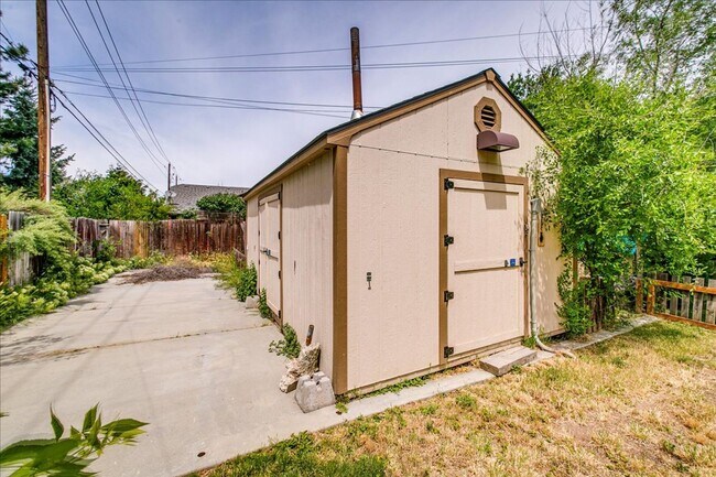 Building Photo - Desirable SE Boise Home Minutes From BSU!
