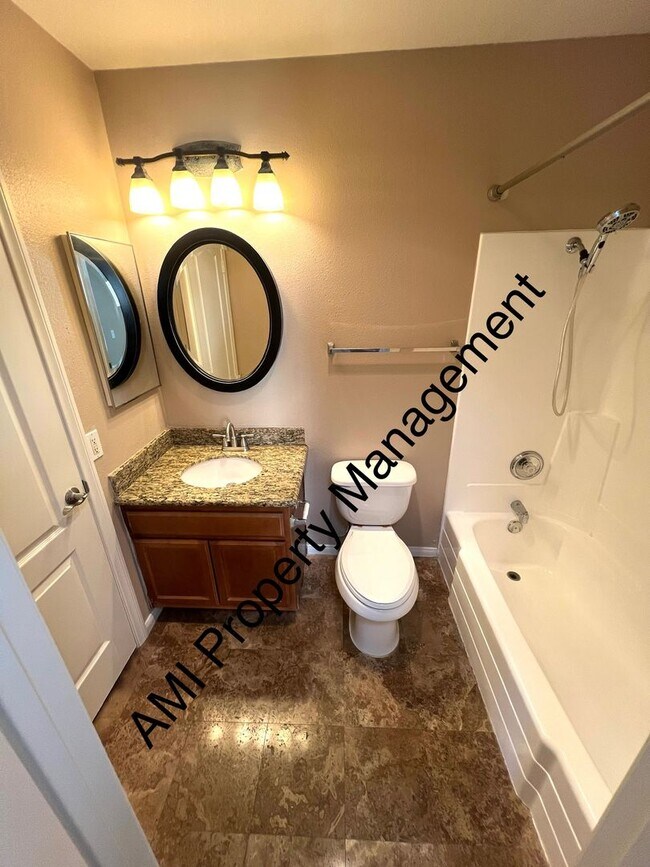 Building Photo - 1/2 OFF 1ST MONTH"S RENT!! MOVE IN BY DECEMBER 1ST!!