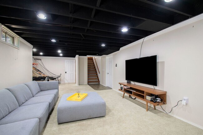 Building Photo - 6-8 months furnished 4 Bedroom 1.5 Bath