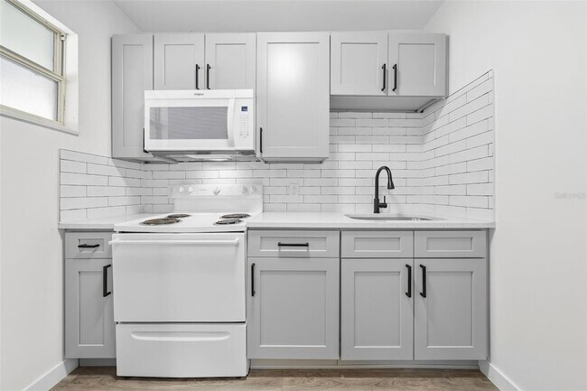 Building Photo - 515 Floral Dr