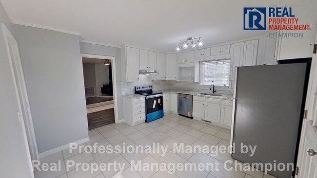 Building Photo - Updated 3 BD/2BA Home on Spacious Corner Lot