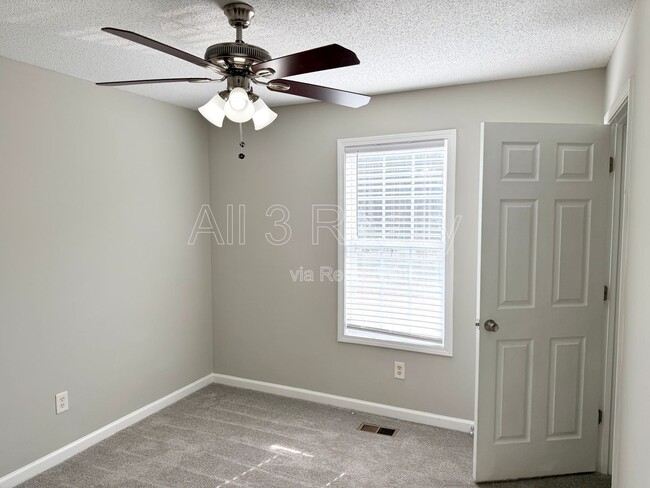 Building Photo - 753 Newport Dr