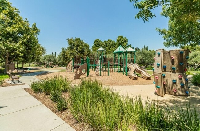 Building Photo - 3851 Loyola Ln