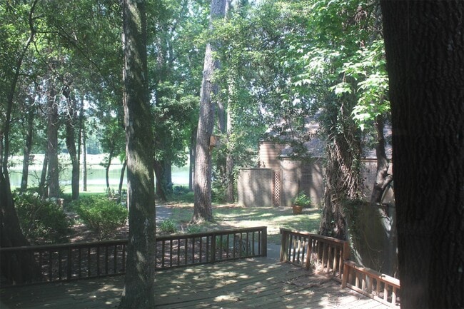 Building Photo - 3126 E Lake Cres Dr