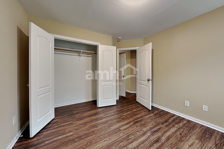 Building Photo - 28606 Lockeridge Farms Dr