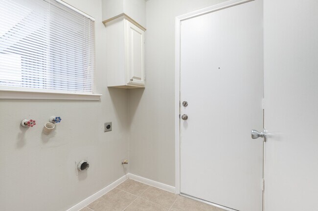 Building Photo - 4611 Wee Lassie Ln