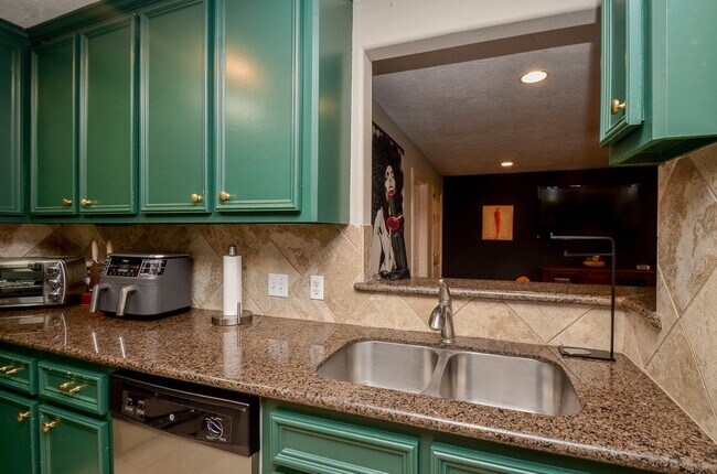 Building Photo - 4315 Fernwood Dr