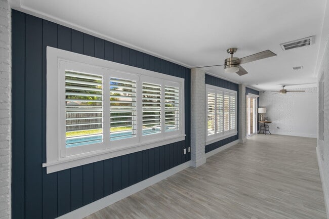 Building Photo - 374 S Shore Dr