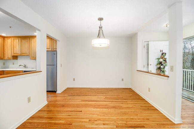 Building Photo - 633 Danbury Rd