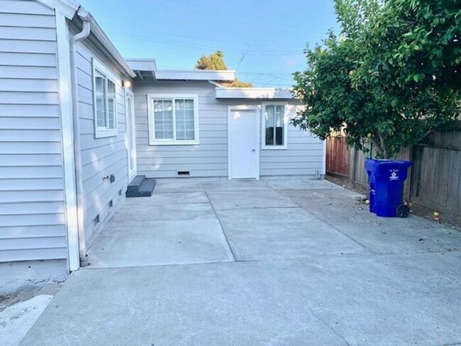 Building Photo - Great 3 bed 1.5 bath House with Garage in ...