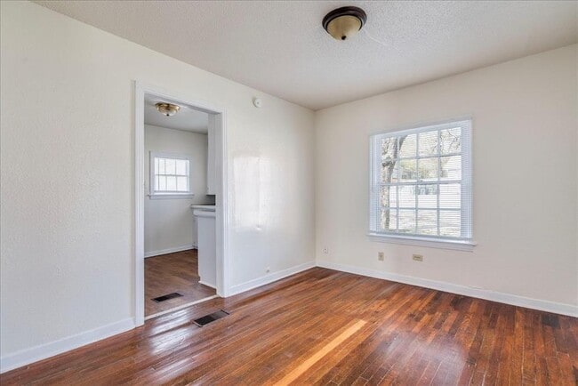 Building Photo - 1119 N LBJ Dr