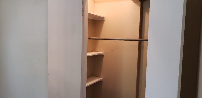 Building Photo - 1304 W Walnut Ave