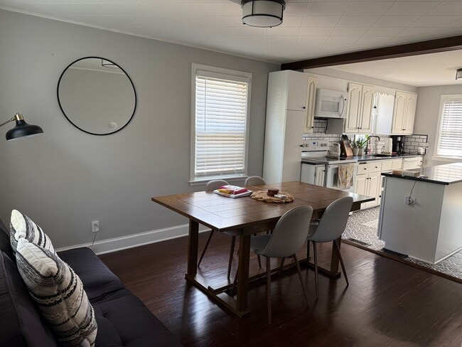 Building Photo - Charming 3 bedroom 1.5 bath in Amherst :