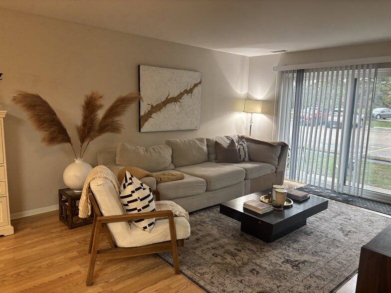 Spacious Living Room - 1026 Castilian Ct