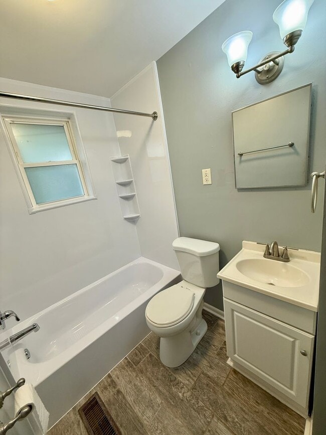 Building Photo - Cute Renovated Duplex in 37206 for $1500/Mo