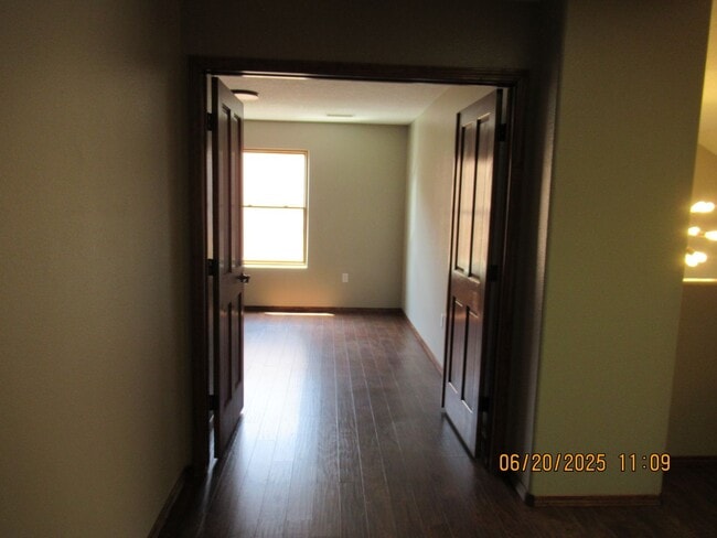 Building Photo - Massive 5Bed, 4Bath, 2Story Home Located i...