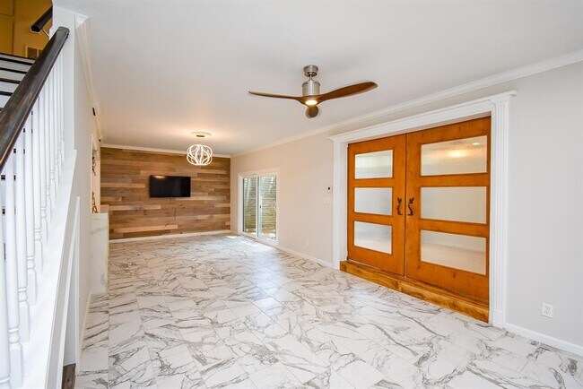 Building Photo - 201 Vanderpool Ln
