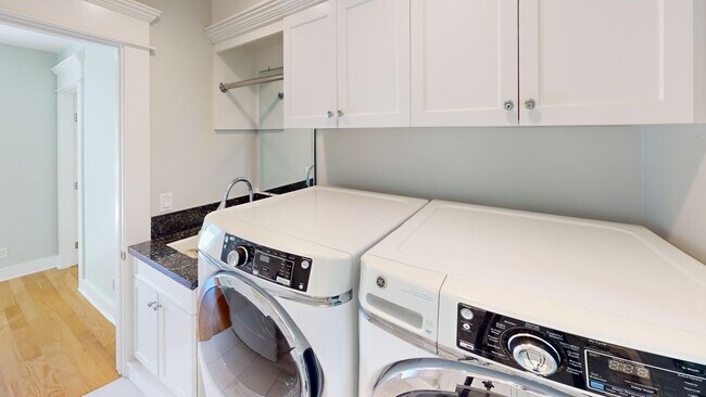 Building Photo - Spacious 4 Bed and 3 Bath Home in Coronado...