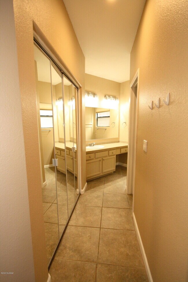 Building Photo - 6655 N Canyon Crest Dr