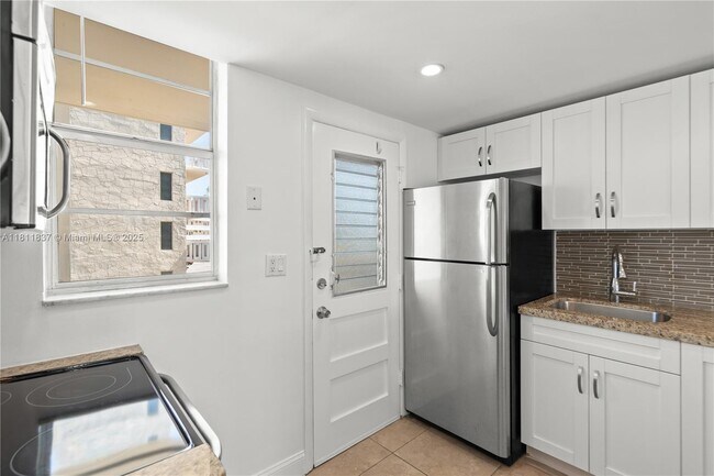 Building Photo - 2999 Point E Dr