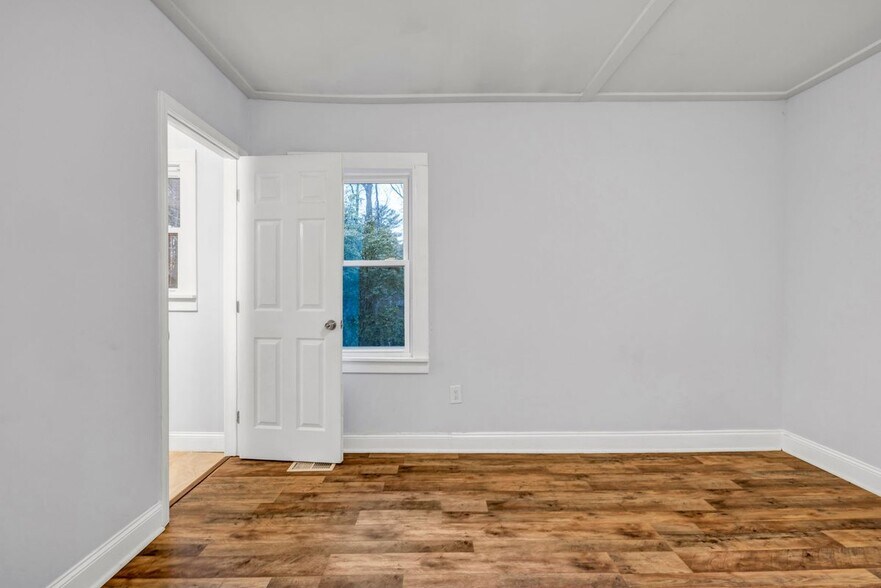 Building Photo - 1747 Parkhill Dr