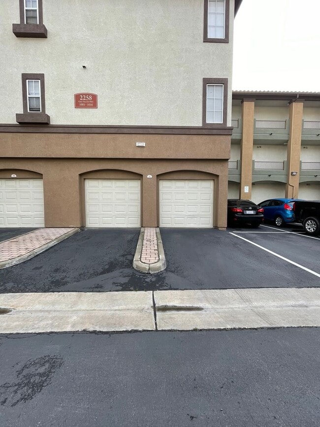 Building Photo - Spacious Top Floor Condo in Resort Style C...