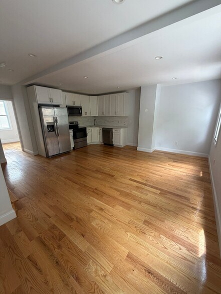 Building Photo - 2760 Bainbridge Ave