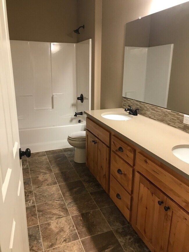 Building Photo - Single Level Home 3 Bedroom / 2 Bathroom in NW Redmond Oregon
