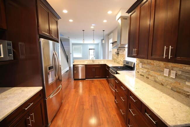 Building Photo - 310 E Beck St