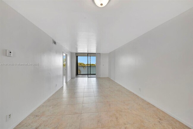 Building Photo - 117 Lake Emerald Dr