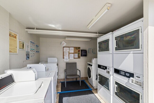 Building Photo - Remodeled 1 bed/ 1 bath- **ALL Utilities I...