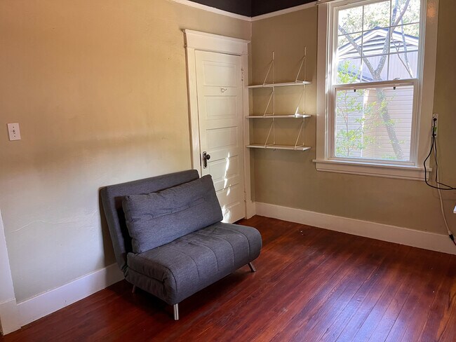 Building Photo - 423 N Van Buren St