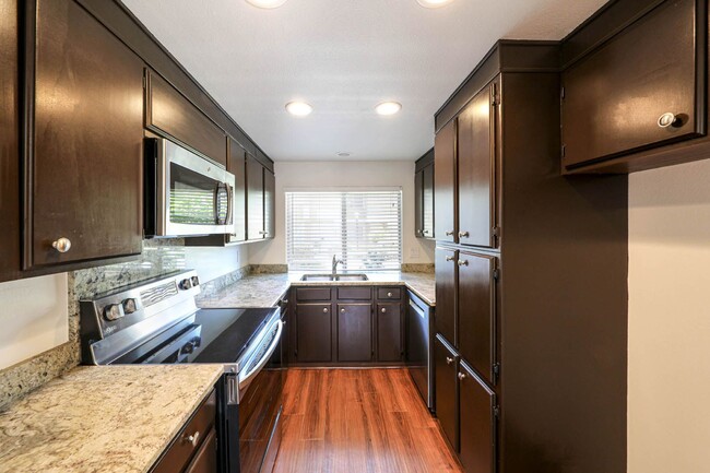 Building Photo - Beautiful 2 bedroom Irvine Townhome