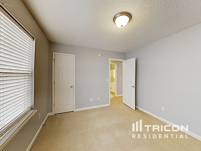 Building Photo - 117 Sweet Thorne Rd