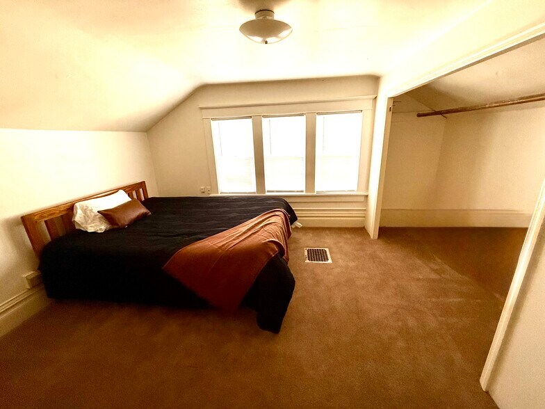 Building Photo - 323 S Janesville St