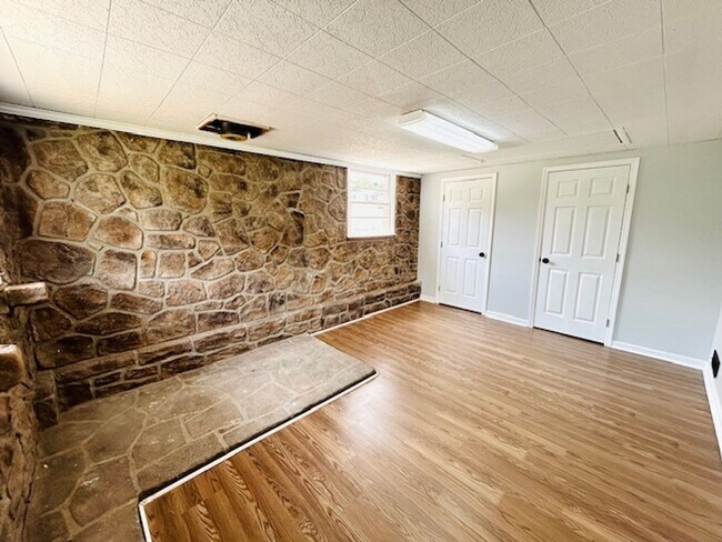 Building Photo - MOVE IN SPECIAL- $300 Off First Month's Rent-MOVE IN READY BRICK HOME!