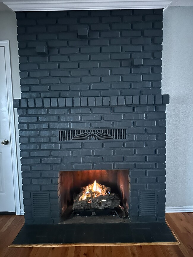 Usable gas fireplace - 2228 Alabama Ave