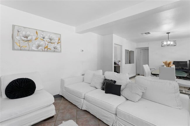 Building Photo - 487 89th Ave N